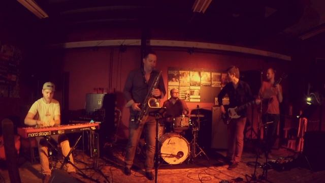Backwood Five - Walkin' Struttin' Strollin' (Beat Fatigue re-edit) LIVE смотреть онлайн