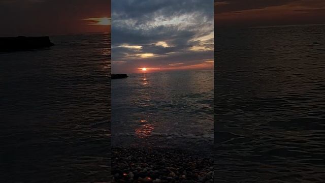 Закат на берегу Чёрного Моря. Сочи в декабре 2022 #черноеморе #сочи2022 #сочи сочи #закатнаморе смотреть онлайн