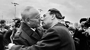 С какими намерениями Брежнев целовал всех мужчин в губы? Что это было такое?