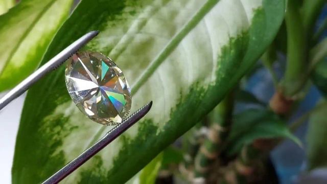 Бриллиант - Муассанит светло желтый 12.95 ct VVS1 смотреть онлайн