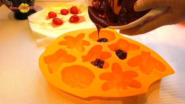 Фруктовые сырки в шоколаде. Fruit cottage-cheese in chocolate. смотреть онлайн