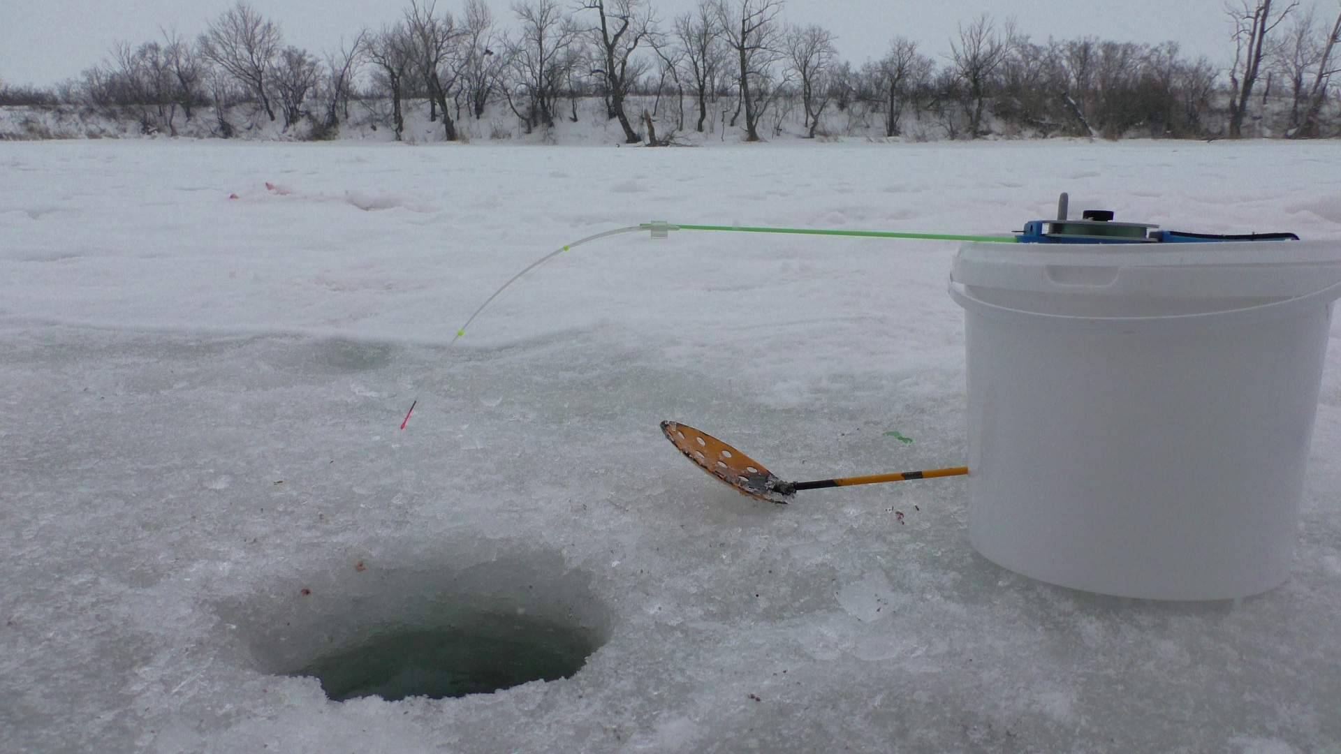 На эту донку ловится вся мирная рыба. Зимняя рыбалка смотреть онлайн