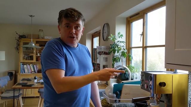 Opening The Steam Wand Valve to Reduce the Brew Pressure to 9bar On A Lelit Grace Espresso Machine смотреть онлайн