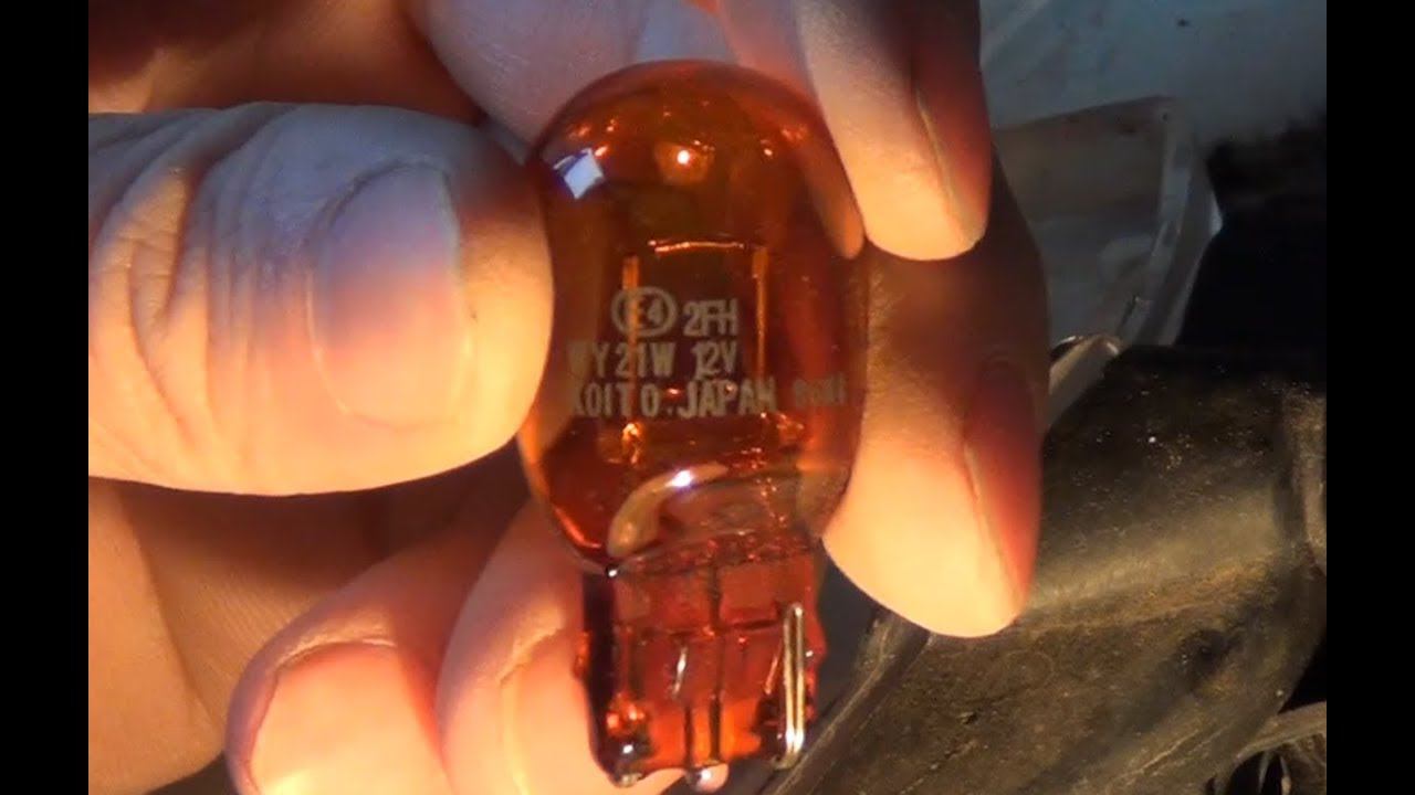 Замена лампы переднего указателя поворота Toyota Corolla смотреть онлайн