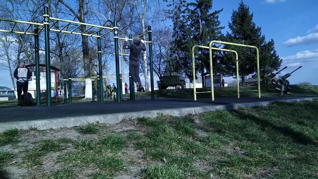 Тренировка на турниках и брусьях. смотреть онлайн