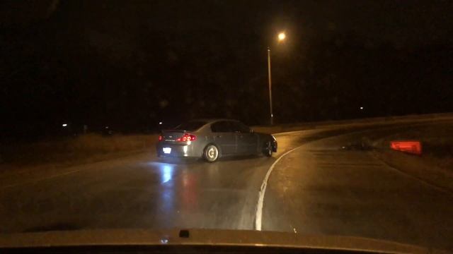 Infiniti G35 goes on ramp in drift. Уличный дрифт. смотреть онлайн