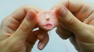 Вышивка губ вязаной кукле.