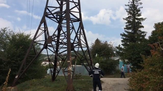 Спасатели уговорили пьяного саратовца слезть с ЛЭП смотреть онлайн
