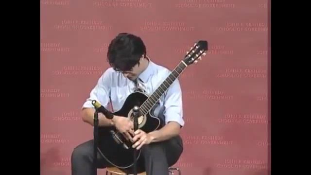 Парень классно играет на гитаре!