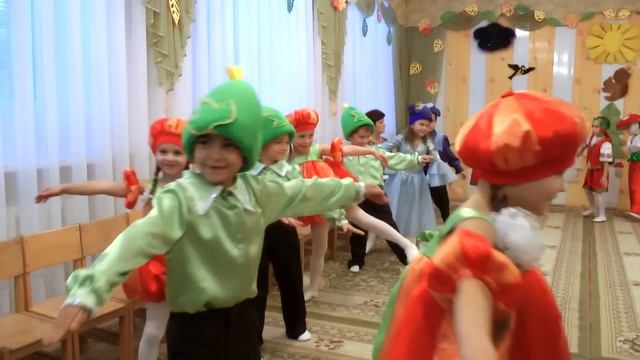Игра на осеннем утреннике 2015 в старшей группе.Автор игры Ирина Парахневич"По осенним дорожкам" смотреть онлайн