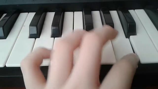 Как научиться играть новогоднюю ёлочку (на пианино смотреть онлайн