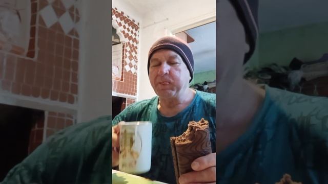 На десерт рулет бисквитный шоколадный и цикорий с молоком. смотреть онлайн