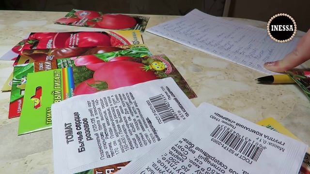 Сажаем томаты на рассаду в рулоны. Planting the seeds of tomatoes. Огород, помидоры. смотреть онлайн