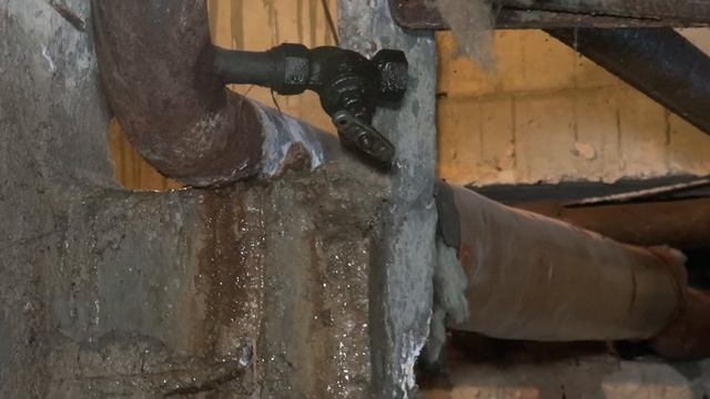 Аварийная ситуация в нашем доме. ЖЭК не торопится. смотреть онлайн