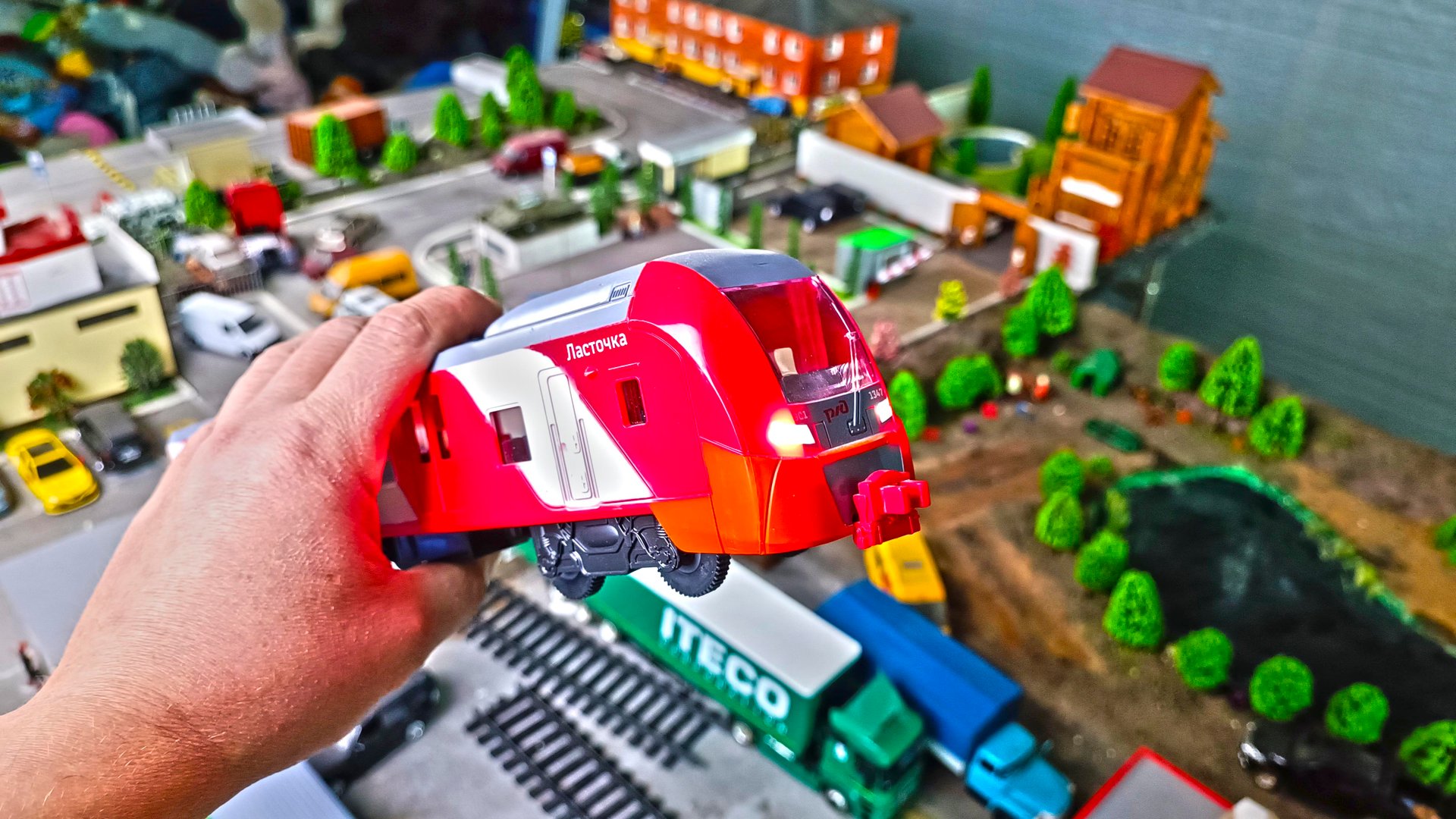 Мой МАКЕТ ГОРОДА И ЖЕЛЕЗНАЯ ДОРОГА! Про машинки. смотреть онлайн