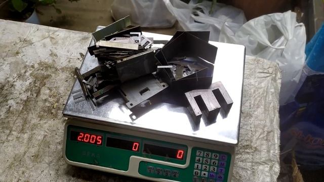 СКОЛЬКО МЕДИ В ТРАНСФОРМАТОРЕ? Трансформатор в металлолом! Добываю медь! смотреть онлайн