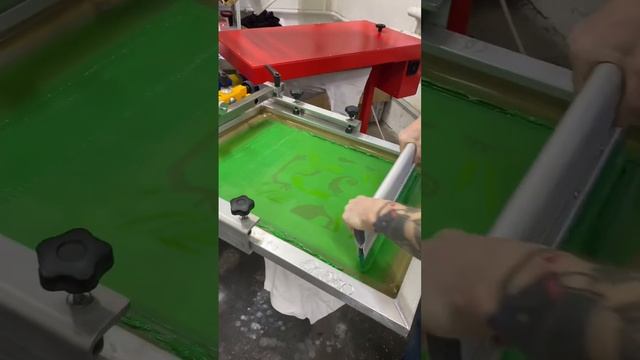 Что такое шелкография? #шелкография #silkscreen #screenprinting смотреть онлайн