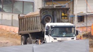 Самосвал Скания будет выгружать песок
