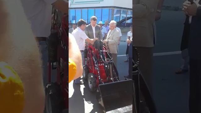 Мэр Новосибирска Анатолий Локоть опробовал мини-трактор смотреть онлайн