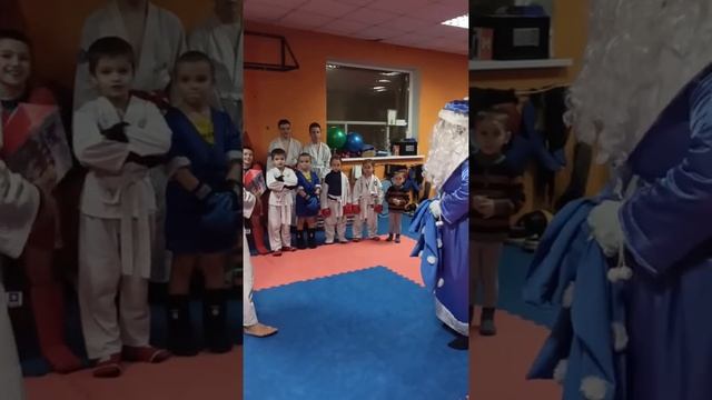 ЗЛОЙ ДЕДУШКА МОРОЗ! ПОДАРИЛ ЛЫСОМУ ШАМПУНЬ! смотреть онлайн