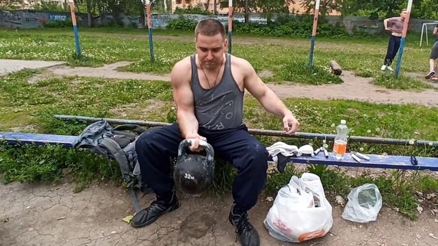 Подъём указательным пальцем на бицепс + жим гири 32кг