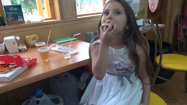 Кто то отдыхает а кто то и работает Во время тихого часа фотосет смотреть онлайн