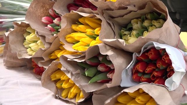 Мимоза или тюльпаны? Цветочный базар открылся в центре столицы смотреть онлайн