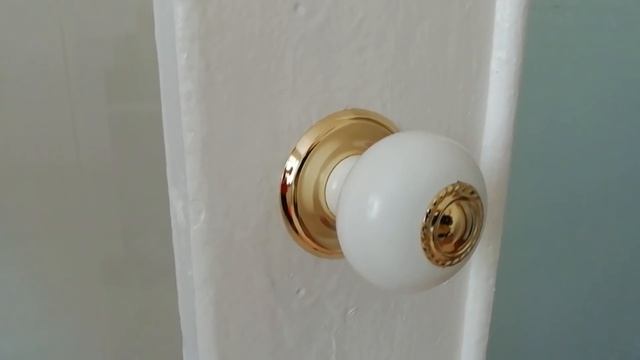 Ремонт в маленькой хрущевке женщинами. Кладем линолеум. 16 день смотреть онлайн