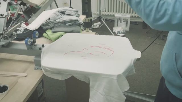 FAIRE DE LA SÉRIGRAPHIE SOI-MÊME смотреть онлайн
