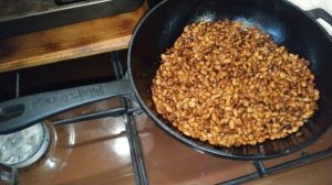 Соевые орешки или жаренная соя. Отличная закуска или добавка в салаты