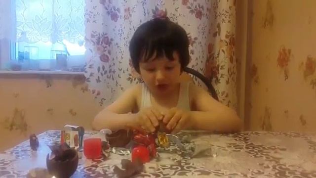 Илья Борисович открывает киндеры смотреть онлайн