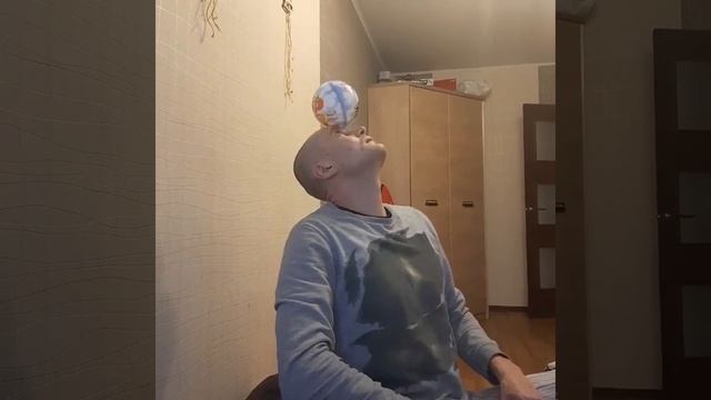 Рубрика 7: ПОПРОБУЙ ПОВТОРИТЬ / Держим мяч на голове. смотреть онлайн
