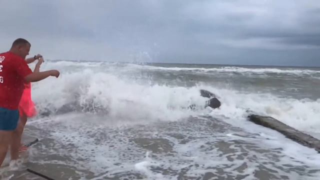 Блог:3 ДЕНЬ НА ЧЁРНОМ МОРЕ!МОРЕ ВЫШЛО С БЕРЕГОВ‼️ смотреть онлайн