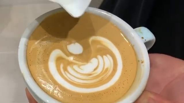 Latte Art Tips With Damo - Tip 5: Lift up and push through - La Marzocco | Linea Mini смотреть онлайн