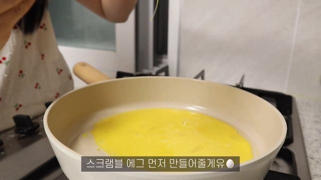 [eng]자취브이로그?| 저 잘 못먹어요..없어서,, 명절에 계란만두 부쳐먹기?, 자취생 집밥 먹방(오징어덮밥, 스팸마요, 동그랑땡, 삼겹살), 친구생일?, 문래 플라츠? смотреть онлайн