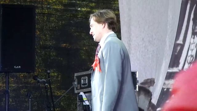 Безруков заканчивает читать стихи Есенина) смотреть онлайн