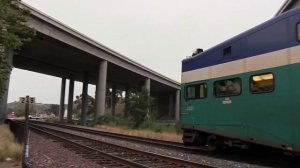 Тепловозы везут двухэтажные пассажирские составы по железной дороге США. Транспорт США