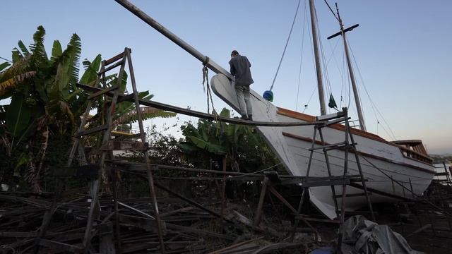 Wooden boat rebuild: getting ready to PAINT and run the ENGINE! — Sailing Yabá 144 смотреть онлайн
