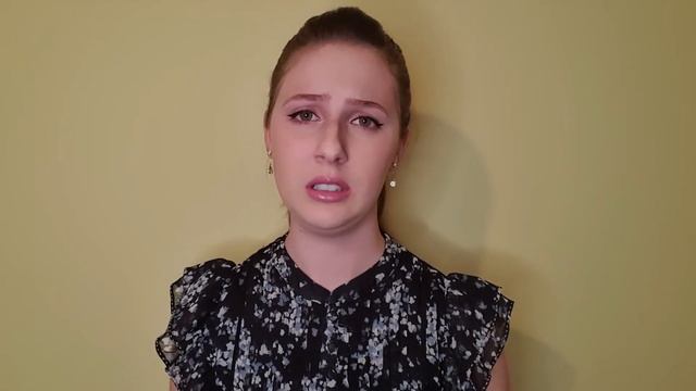 Под лаской плюшевого пледа - Марина Цветаева | Бразильянка читает русское стихотворение смотреть онлайн