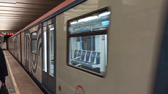 Метропоезд 81-765/766/767 Москва 007 отправляется со станции Новоясеневская калужско-рижской линии. смотреть онлайн