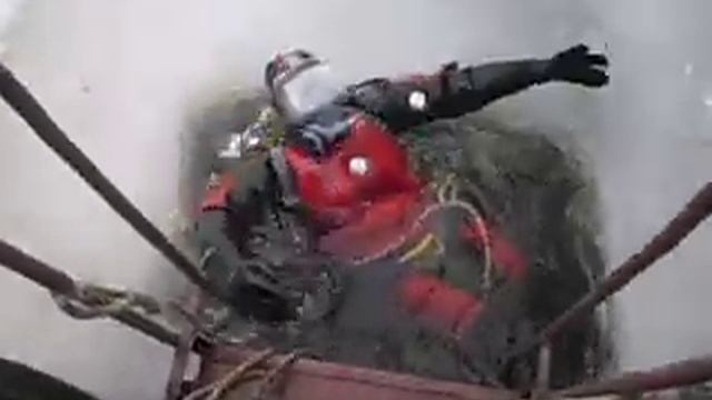 Спуск под воду. Нагатинская пойма.Москва.21.03.2010г..AVI смотреть онлайн