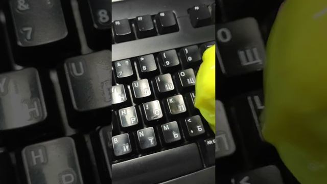 КАК ПОЧИСТИТЬ КЛАВИАТУРУ ЛИЗУНОМ #short смотреть онлайн