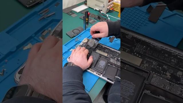 Замена аккумулятора и термопласты на MacBook Pro 2015 13 дюймов #apple смотреть онлайн
