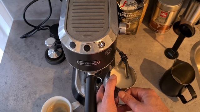 Triple Latte hart practice on a DeLonghi Dedica EC685 - Home Barista смотреть онлайн