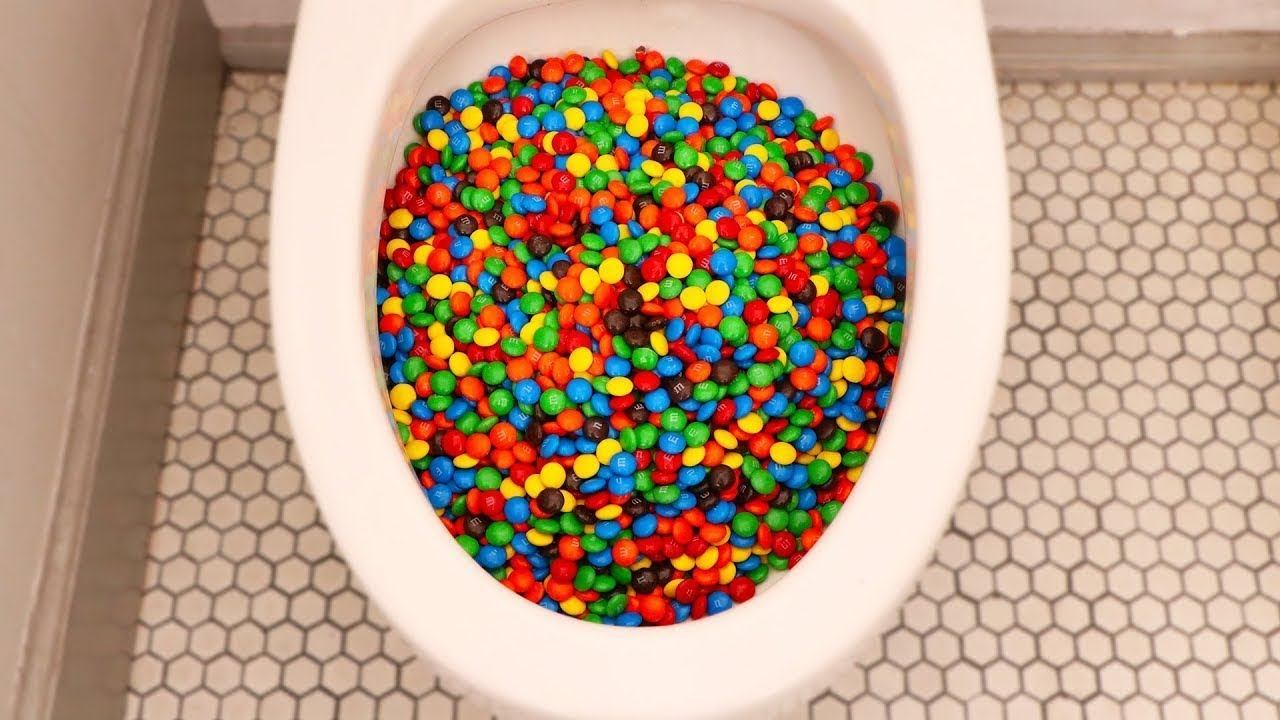 МОЖНО ЛИ СМЫТЬ 40,000 M&M's? смотреть онлайн