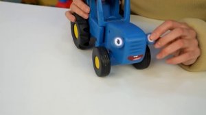 Медведь и распаковка игрушек Синего Трактора