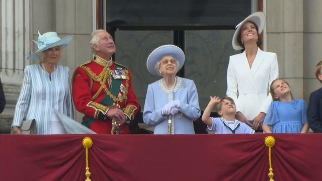 Prince Louis is Star of the Show for Queen's Jubilee Flypast смотреть онлайн
