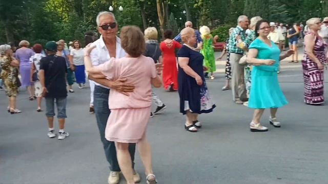 Интересный момент Счастливые минуты в парке Горького Харьков 2021 смотреть онлайн