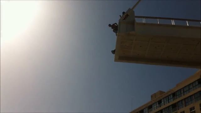 Jumping From Tigne Point's Bridge Malta смотреть онлайн