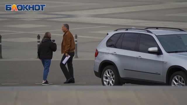 "Ничего не нарушаю, всё нормально": чиновники продолжают снимать номера с авто у мэрии Краснодара смотреть онлайн